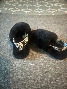 UGG Black Plush Furry Slide Sandals with Logo Strap girl size 1.0